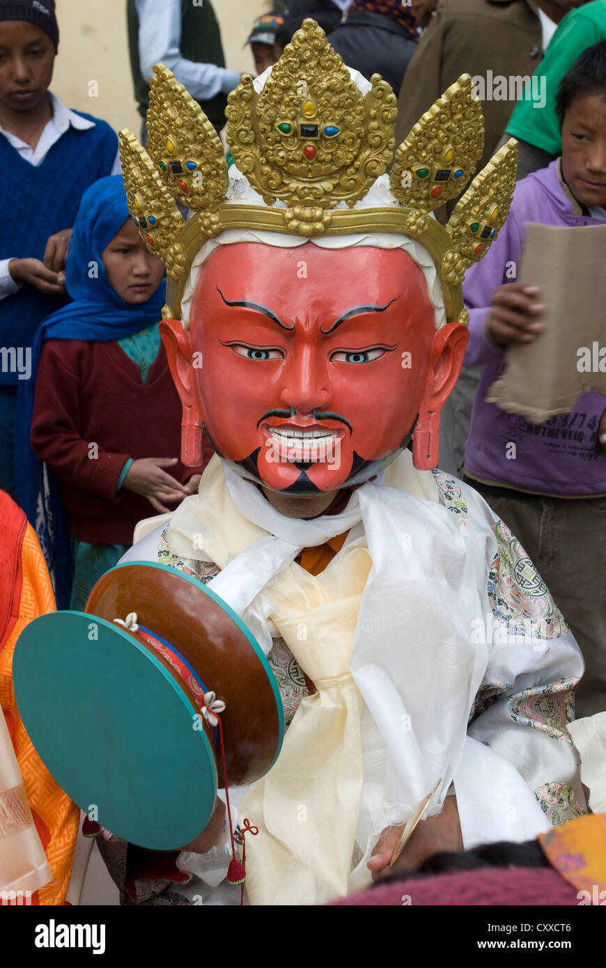 Una mascherata monaco buddista esegue un rituale in occasione dell'annuale Festival Kungri nel Pin valley, Spiti, India settentrionale Foto Stock