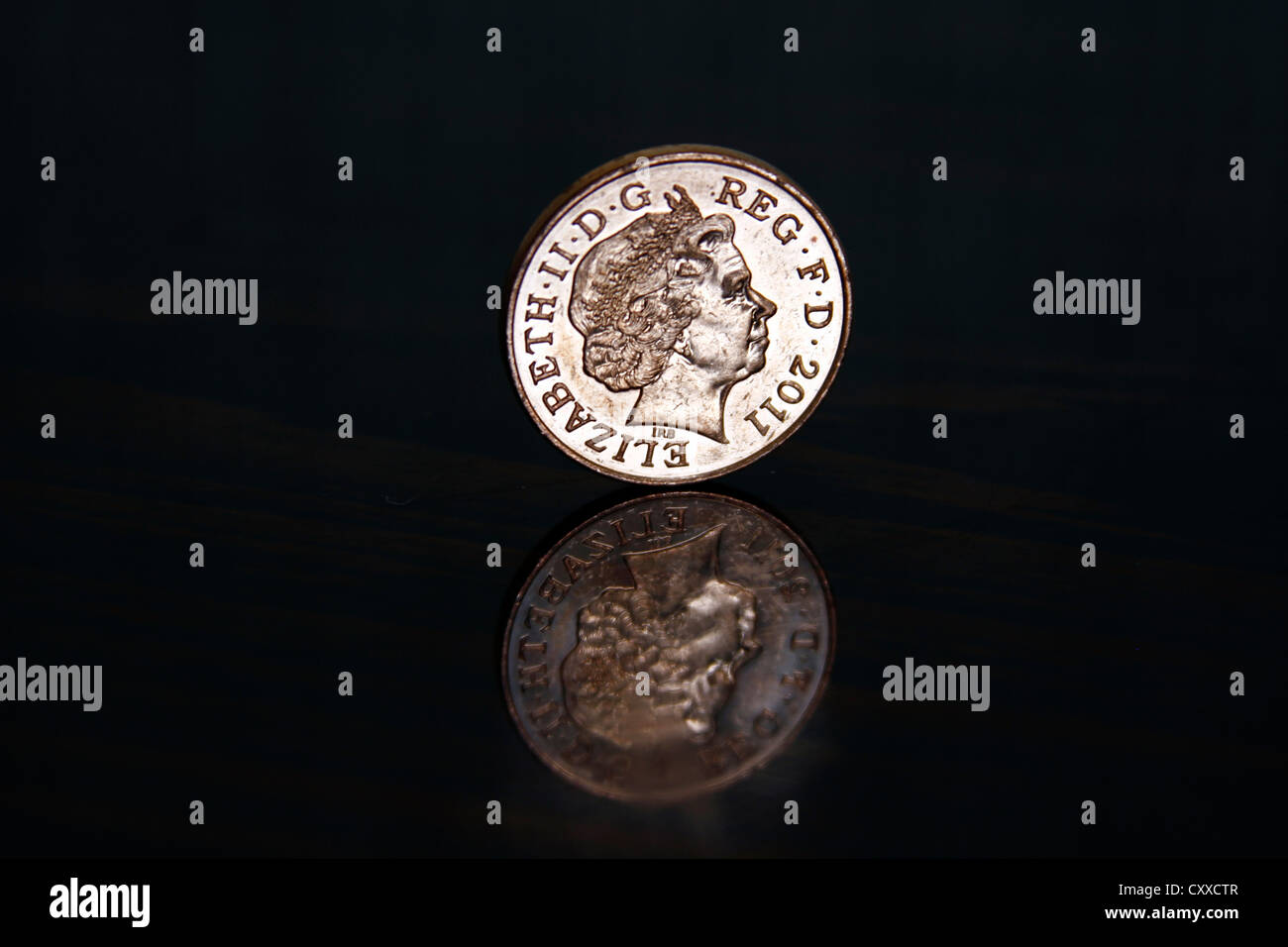 2 pence, due pence shiny moneta su un alto Riflettente superficie nera Foto Stock