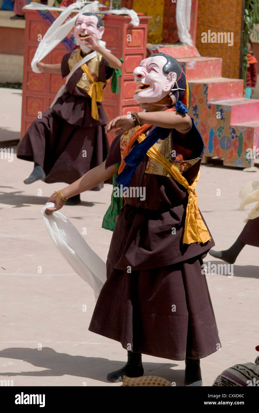 Mascherare i monaci buddisti eseguire una danza rituale in occasione dell'annuale Festival Kungri nel Pin valley, Spiti, India settentrionale Foto Stock