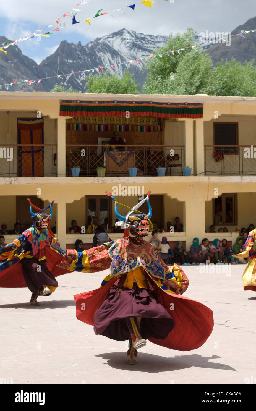 Mascherare i monaci buddisti eseguire una danza rituale in occasione dell'annuale Festival Kungri nel Pin valley, Spiti, India settentrionale Foto Stock