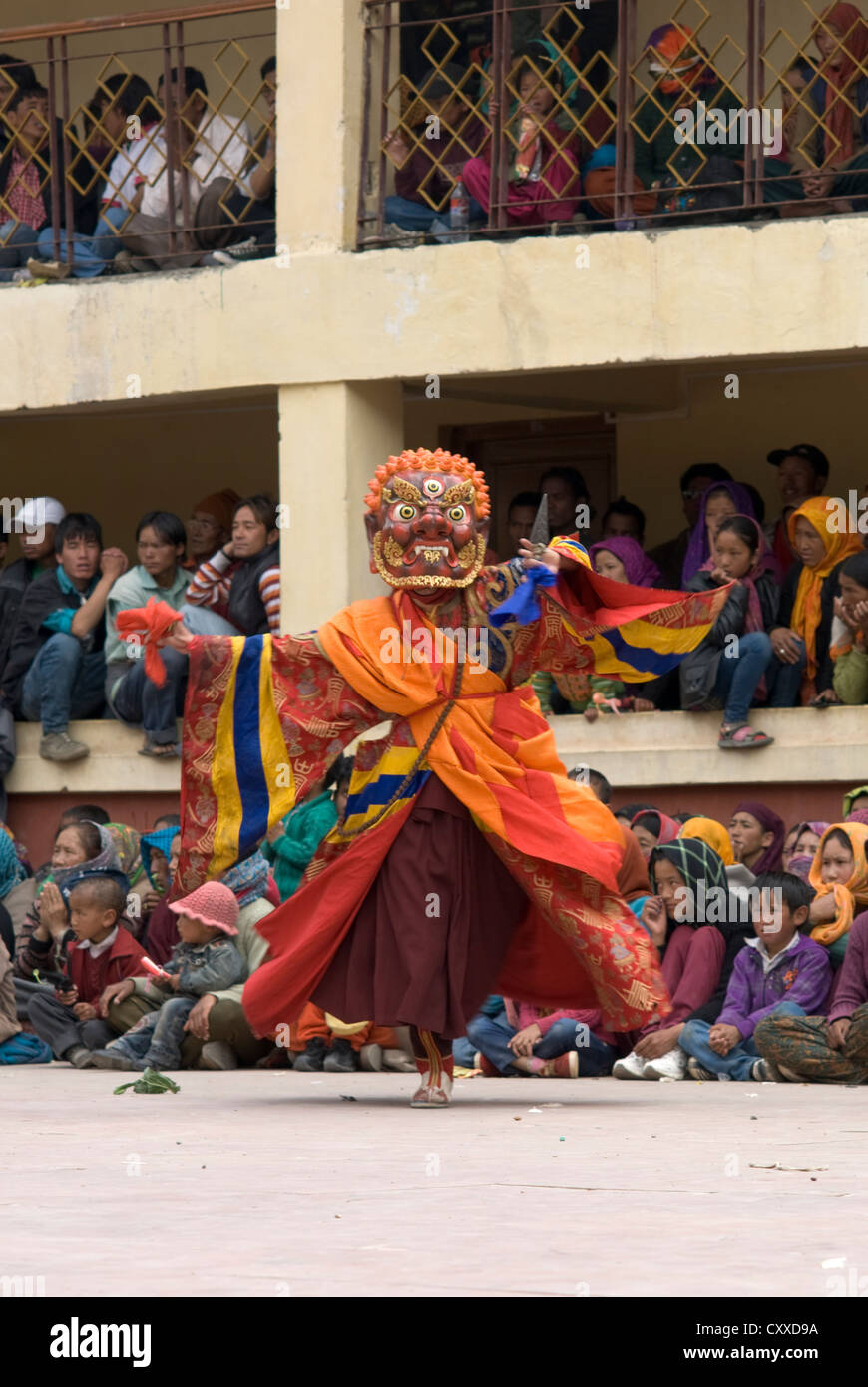 Una mascherata monaco buddista esegue una danza rituale in occasione dell'annuale Festival Kungri nel Pin valley, Spiti, India settentrionale Foto Stock