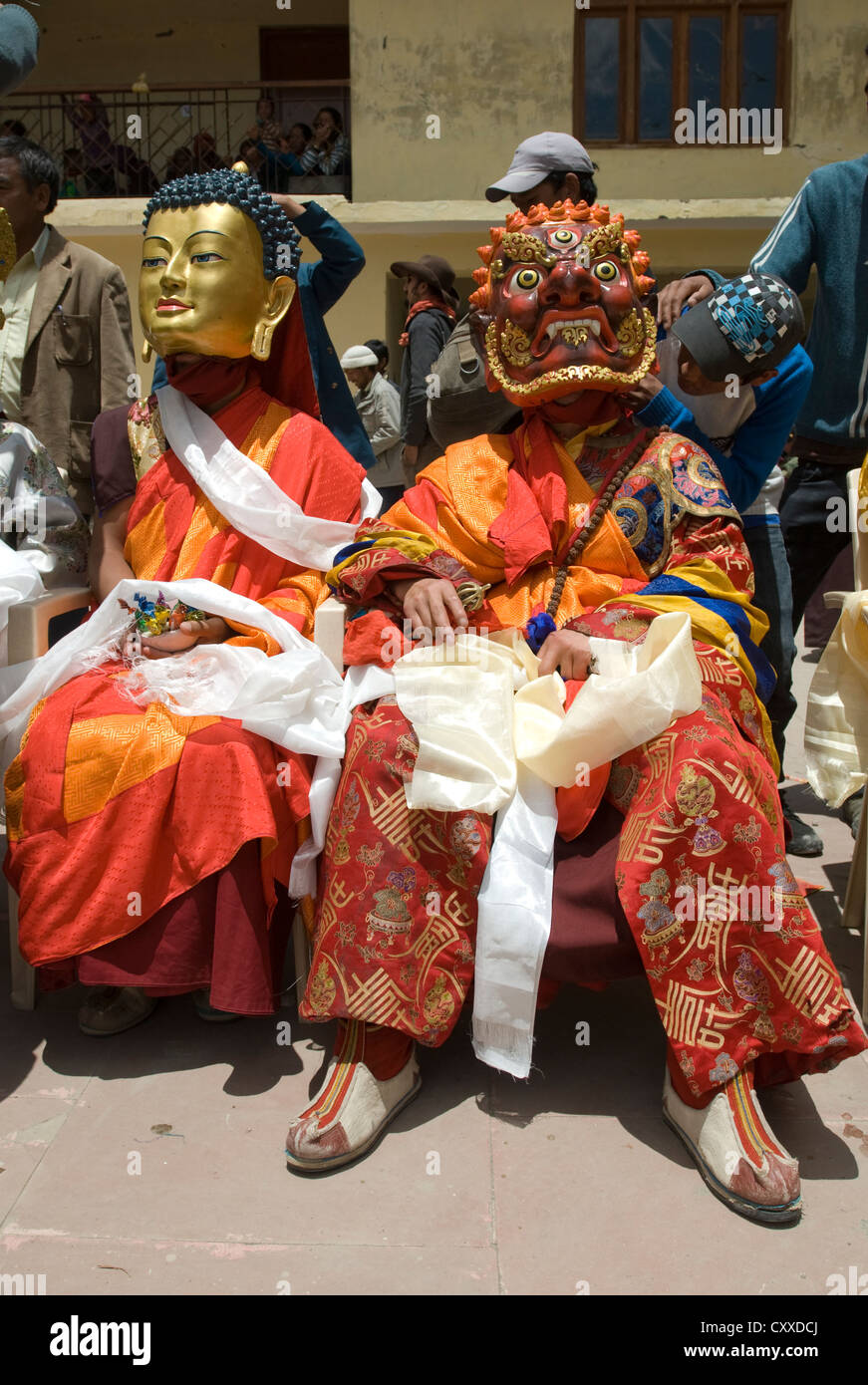 Mascherare i monaci buddisti a Ugyen Choling Sanag Monastero Festival a Kungri, nella regione di Spiti di Himachal Pradesh, India Foto Stock