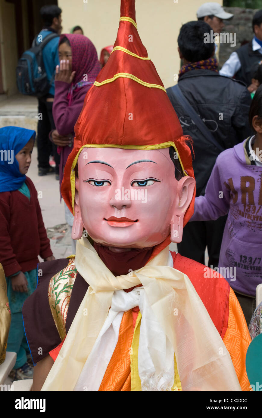 Una mascherata monaco buddista a Ugyen Choling Sanag Monastero Festival a Kungri, nella regione di Spiti di Himachal Pradesh, India Foto Stock