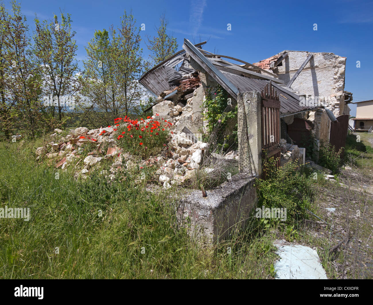 Edifici rovinati distrutto dal terremoto del 6 aprile 2009 a Castelnuovo vicino a l'aquila, la regione Abruzzo, Italia, Europa Foto Stock