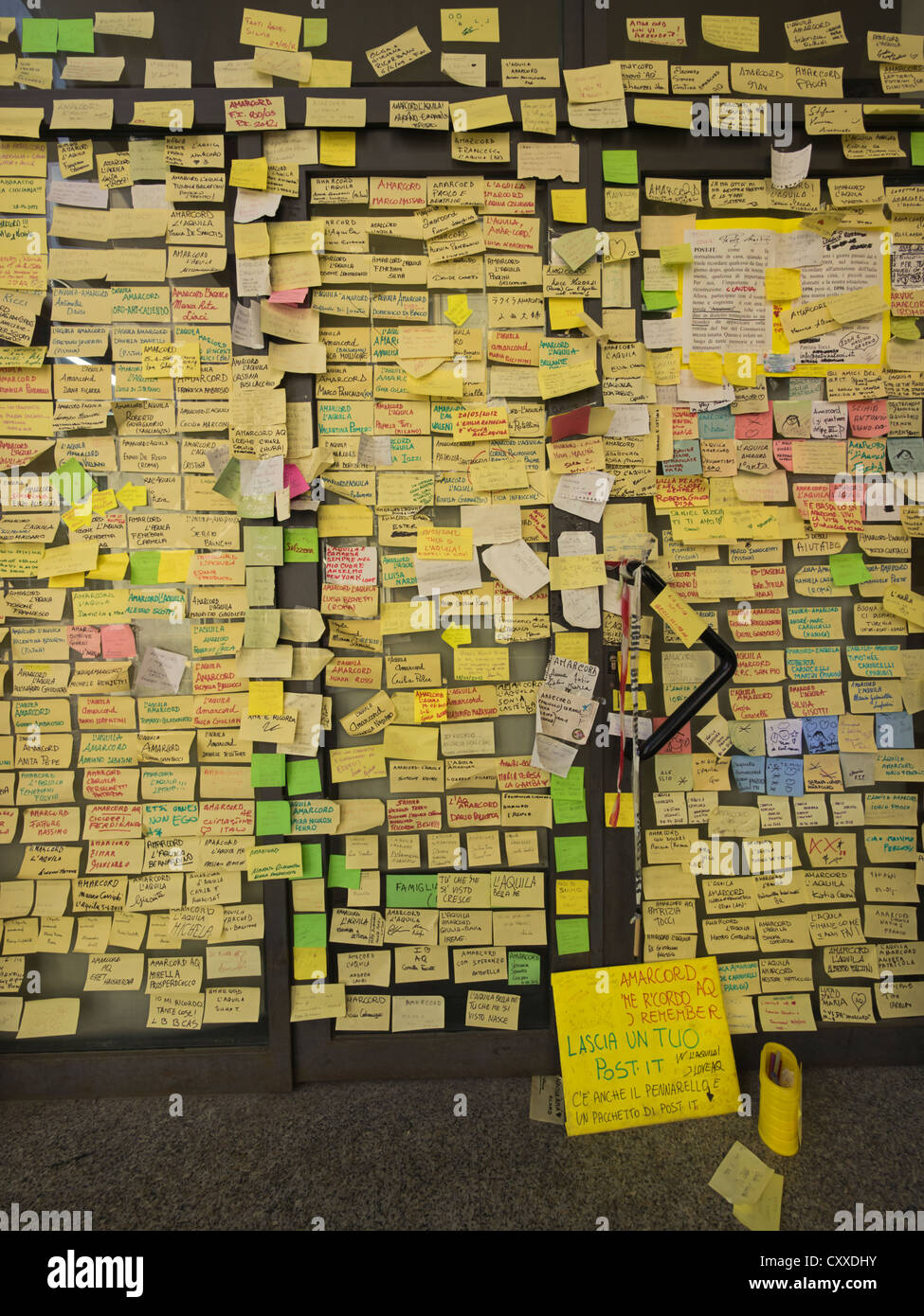 Post-it su un edificio inabitabile, ricordo, "Amarcord", dialetto italiano  per "mi ricordo, ' dopo il terremoto su Foto stock - Alamy