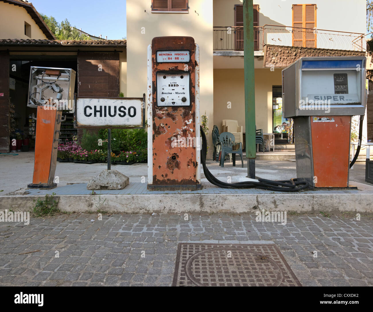 Vecchie pompe di carburante con rusty visualizza, abbandonata la stazione di benzina in una zona rurale nel sud Italia, Europa Foto Stock