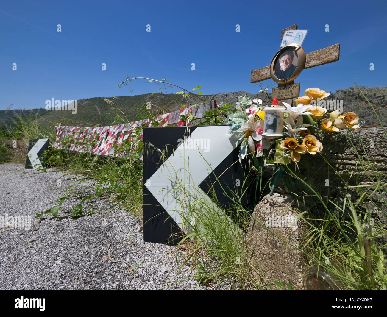 Ricordando un pilota il cui veicolo rotto attraverso la barriera di una strada di montagna ed è stato ucciso, il sud Italia, Europa Foto Stock