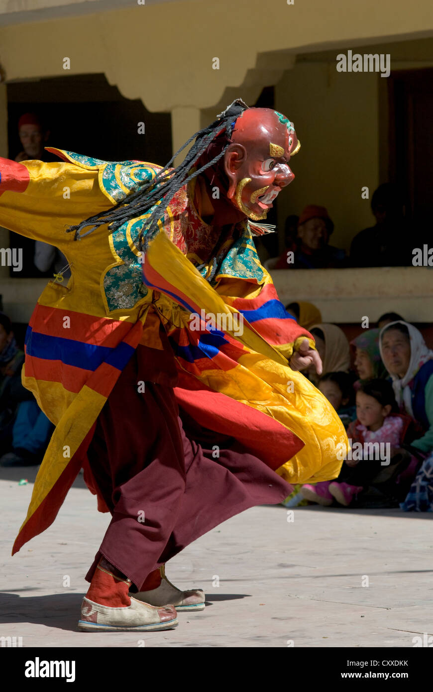 Una mascherata monaco buddista esegue una danza rituale in occasione dell'annuale Festival Kungri nel Pin valley, Spiti, India settentrionale Foto Stock