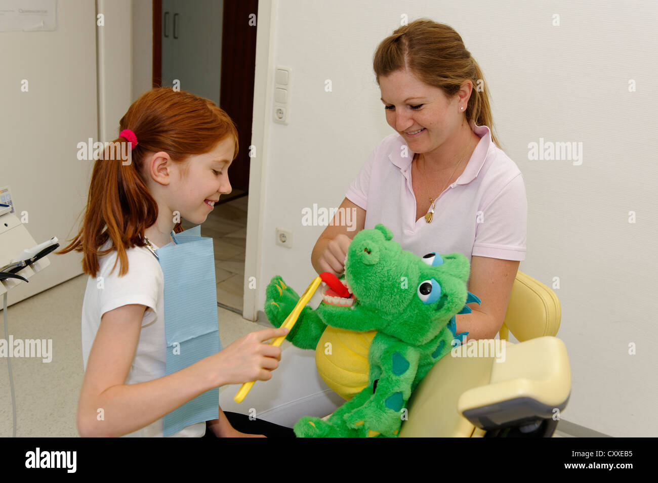 La ragazza alla dentista, il ricevimento di istruzioni per la cura dentale su un modello, igiene dentale, cure odontoiatriche, visita dentistica Foto Stock