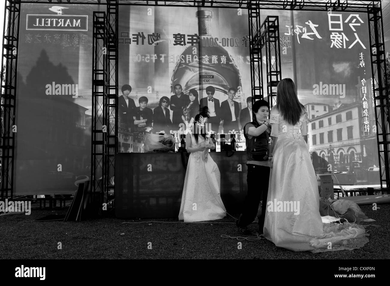 Di Pingyao, Shanxi, Cina. Modelli vestire il dietro le quinte di una sfilata di moda per abiti da sposa. Foto Stock