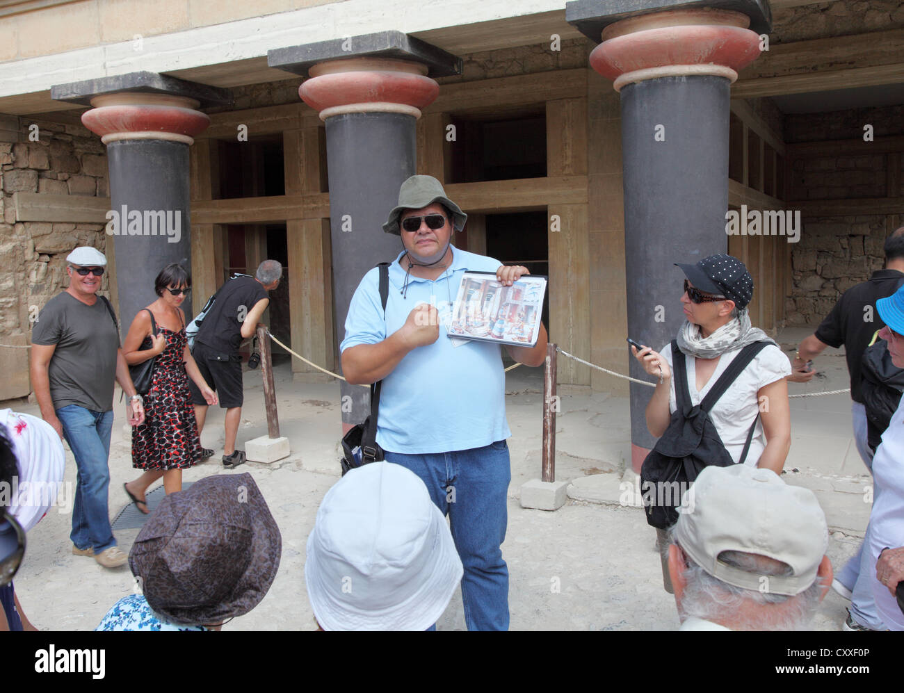 Tour con guida che parla ai visitatori a Minoan tempio di Cnosso a Creta Grecia Foto Stock