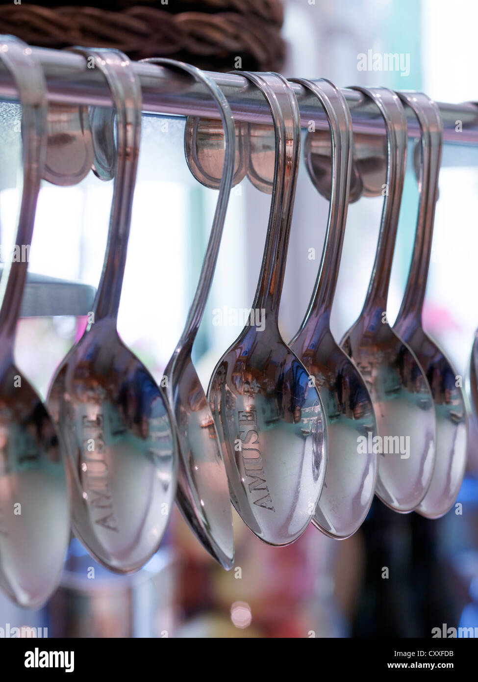 Antique, argento cucchiai con le iniziali in una fila, agganciata su un bar Foto Stock