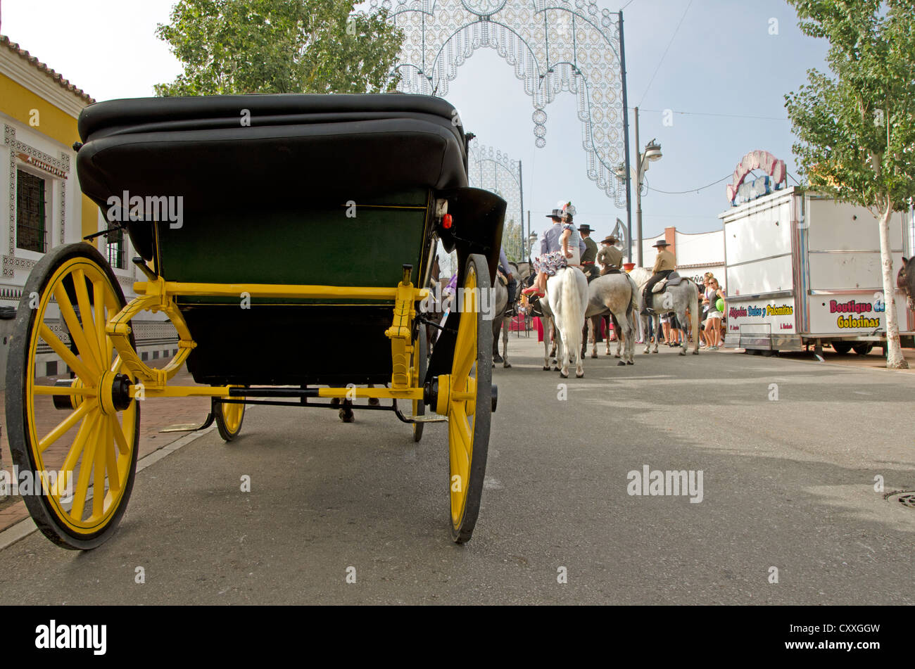 Carrozza a cavallo in attesa con cavallo spagnolo piloti durante la fiera annuale, feria di Fuengirola, Andalusia, Spagna. Foto Stock