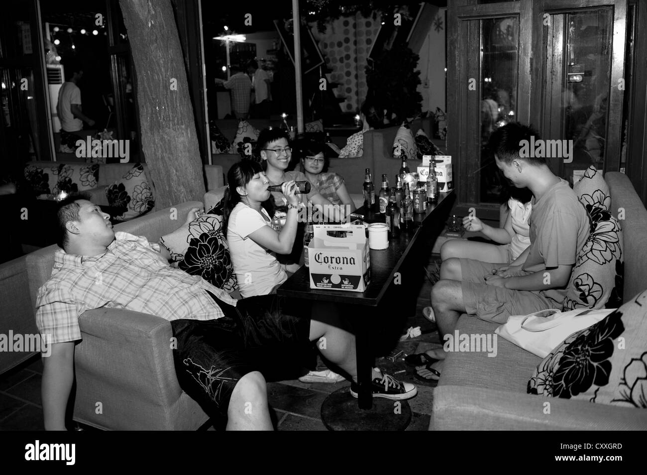 Hohai, Pechino. I giovani in chat e di bere in un bar al Lago Hohai. Foto Stock