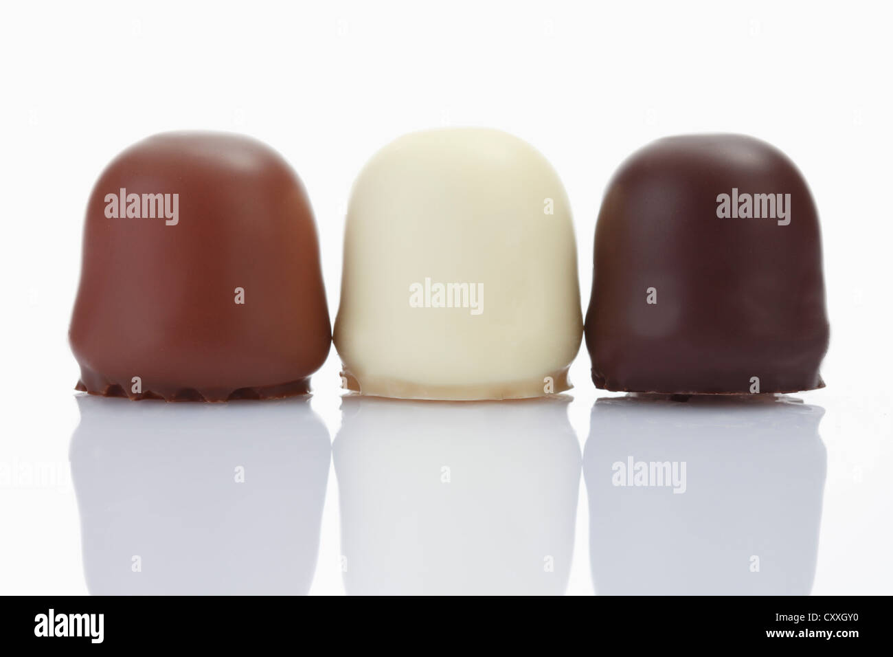 Ricoperta di cioccolato marshmallow tratta con rivestimenti diversi Foto Stock