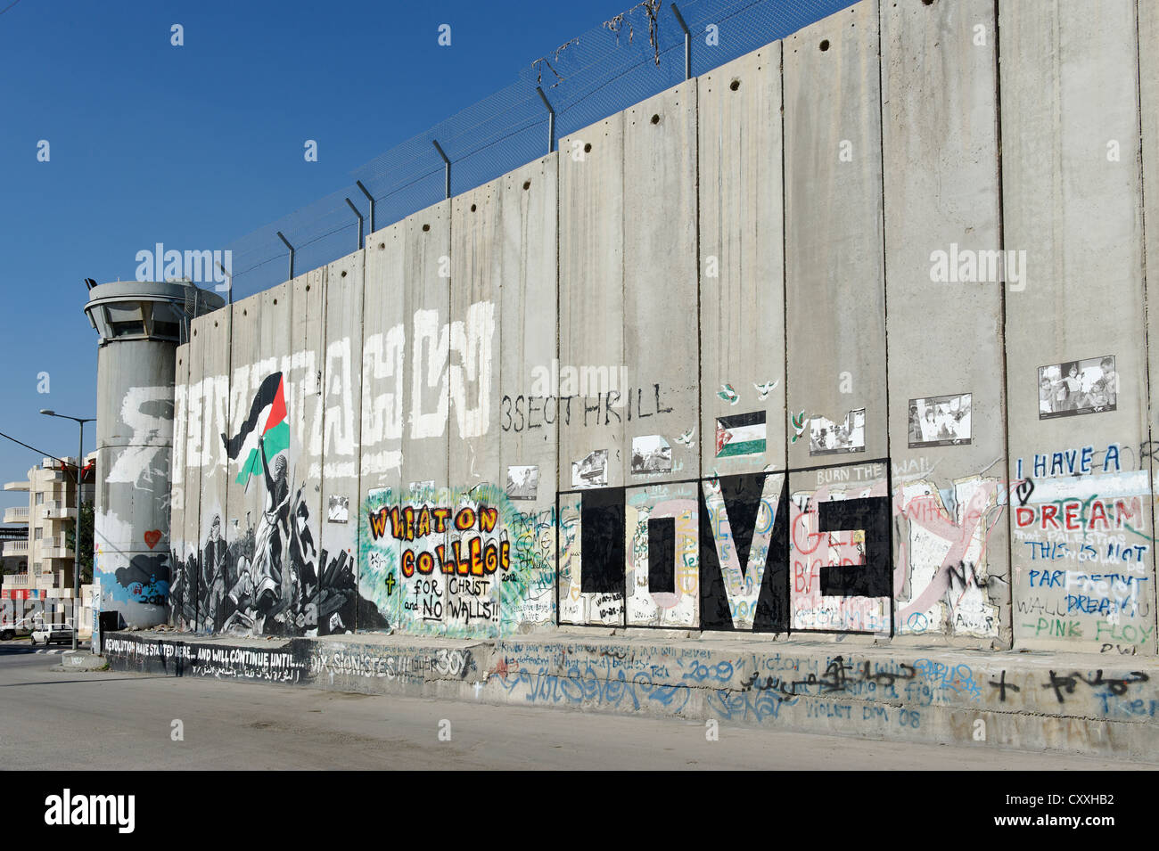 Graffiti su un muro difensivo, muro di cemento, Israeliano barriera di separazione, di confine a Betlemme, Israele, Medio Oriente Foto Stock