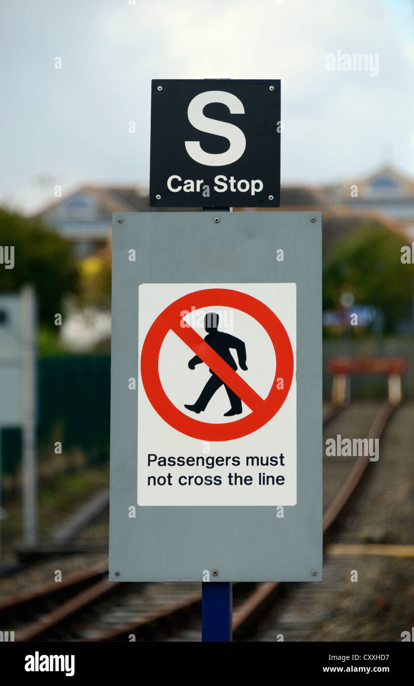 'I passeggeri non devono attraversare la linea " segno. Morecambe rail station, Lancashire, Inghilterra, Regno Unito, Europa. Foto Stock