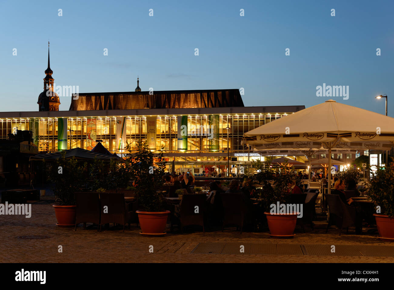 Kulturpalast, palazzo della cultura, al tramonto, altmarkt square, Dresda, Sassonia Foto Stock