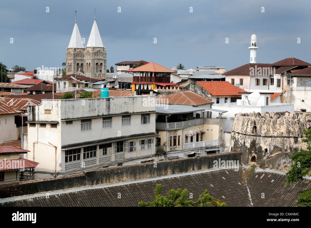 Stonetown di Zanzibar con St Josephs Cattedrale e moschea, Tanzania Foto Stock