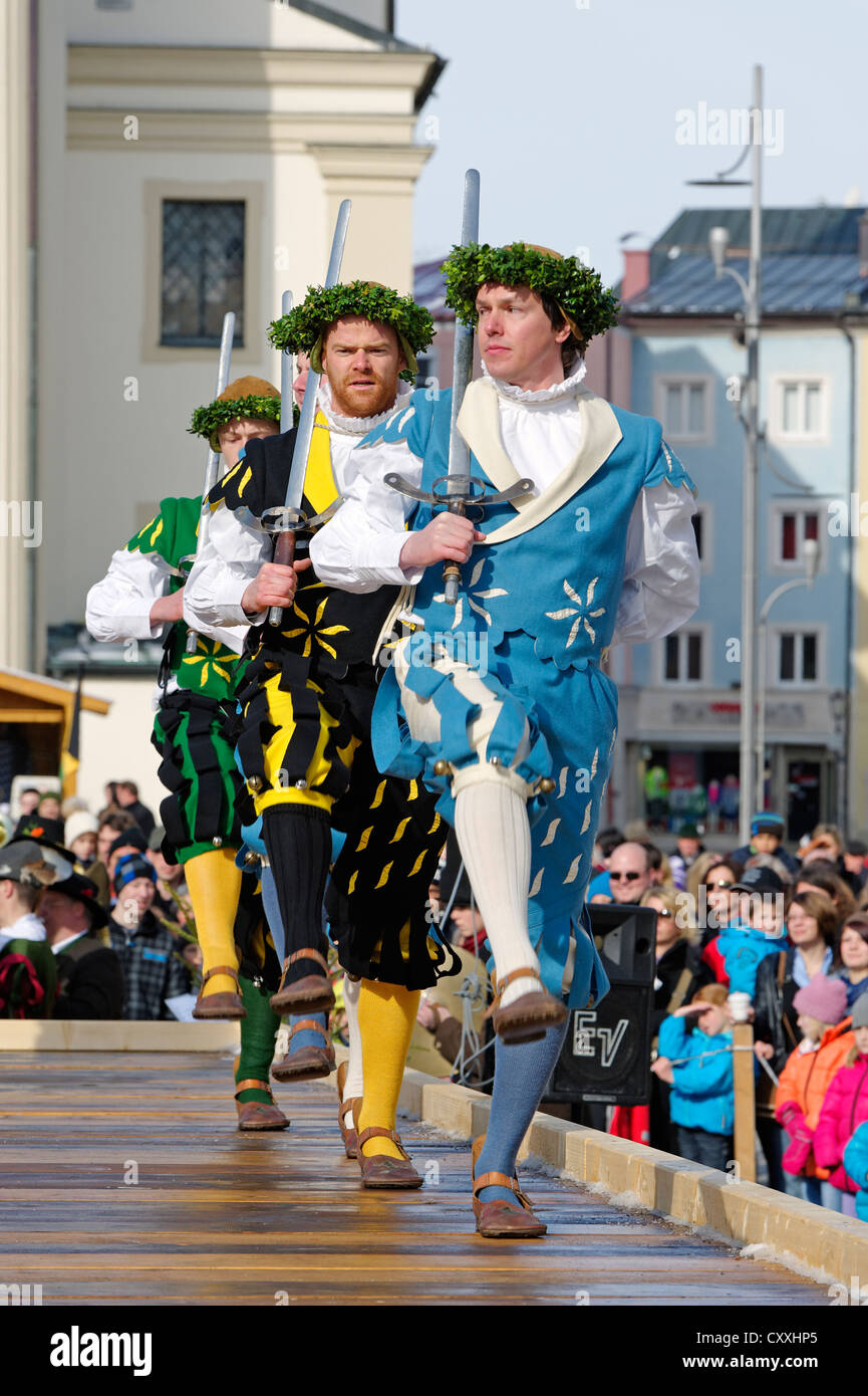 Spada Dancing in the town square, Georgiritt, corsa a cavallo in onore di San Giorgio, Traunstein, Alta Baviera, Baviera Foto Stock