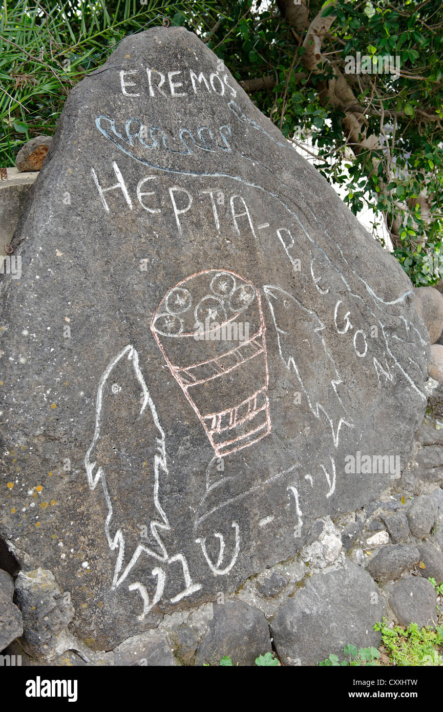 Pesci e pani su un cartello indicatore, pietra, Dalmanutha, alimentando la moltitudine o alimentazione del 4000 a Tabgha, sul mare di Galilea Foto Stock