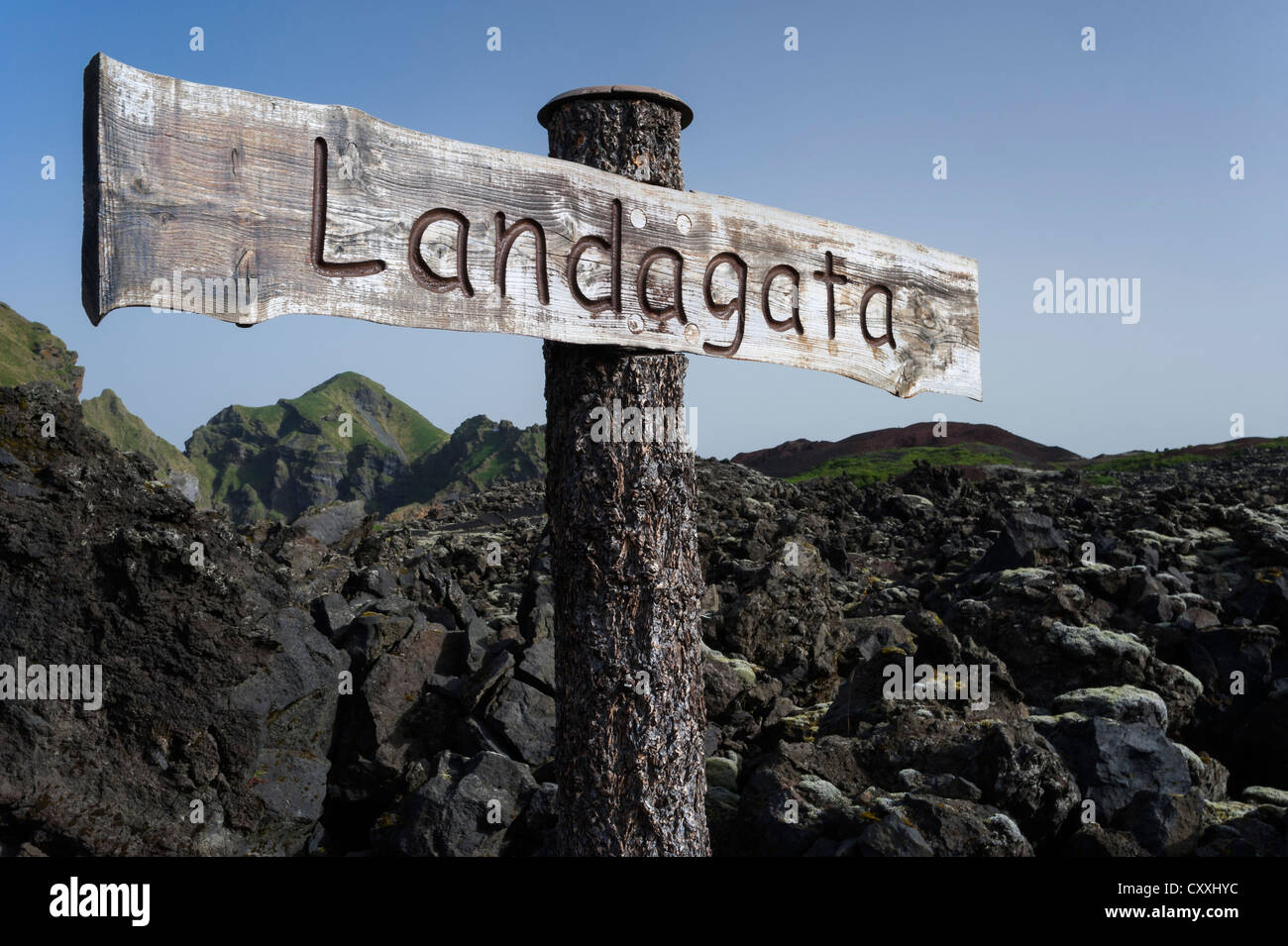 Landagata signpost Eldfell, campo di lava, città di Vestmannaeyjar, Heimaey, Isole Westman, sud dell'Islanda o Suðurland, Islanda Foto Stock