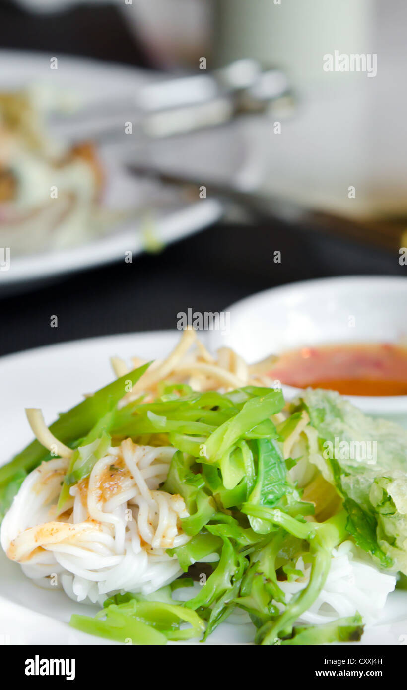 Vermicelli di riso servita con verdure e salsa dolce Foto Stock