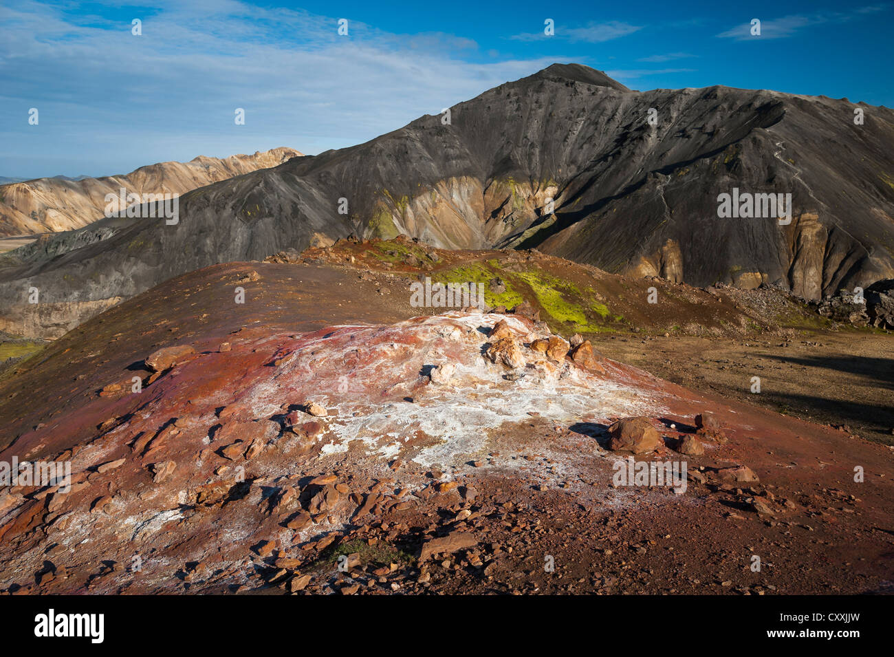 Zolfo e campi di calcare, Bláhnúkur vulcano e montagne di riolite, Landmannalaugar, Fjallabak Riserva Naturale, Highlands Foto Stock