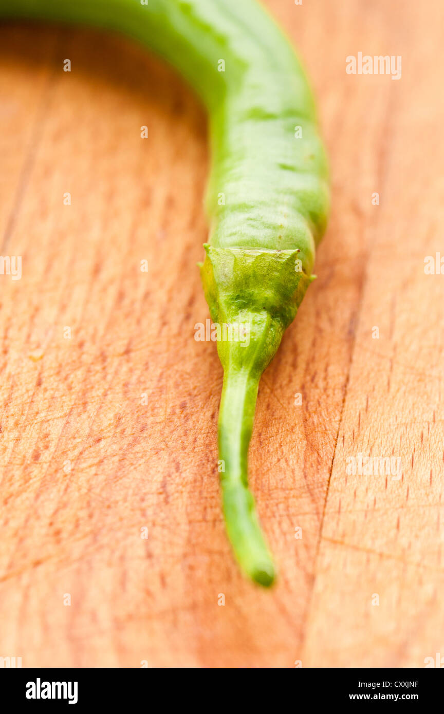 Vista dettagliata del peperoncino verde pepe sul tagliere di legno Foto Stock
