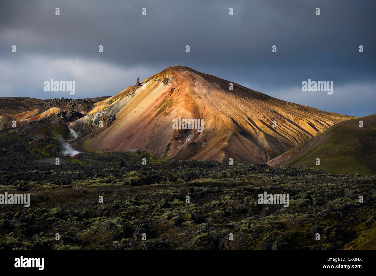Vulcano Brennisteinsalda, riolite montagne e Laugahraun campo di lava, Landmannalaugar, Fjallabak Riserva Naturale Foto Stock