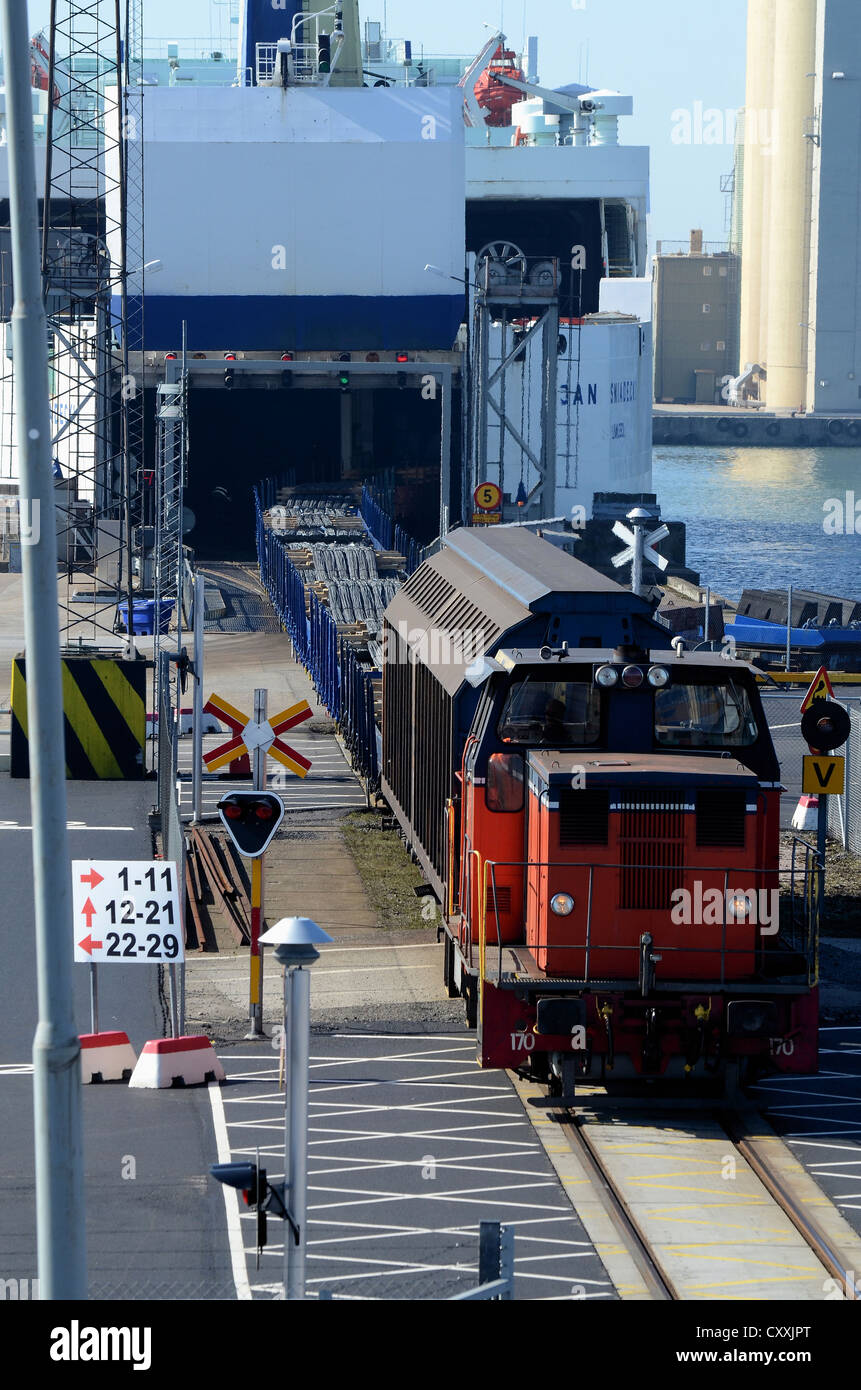 Stazione di scarico del motore, traghetto nel porto di Ystad, Skane,  Svezia, Europa Foto stock - Alamy