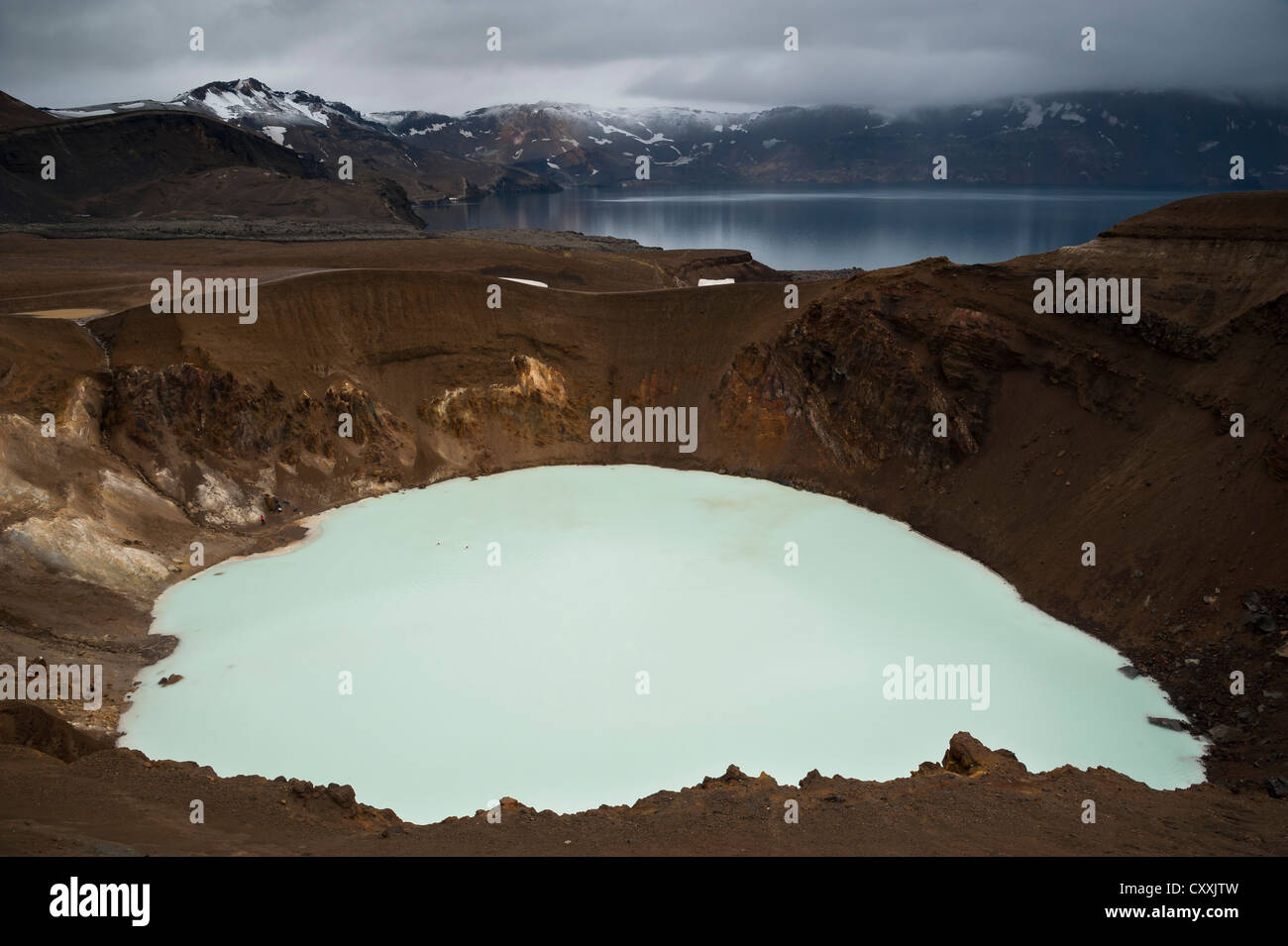 Caldera del vulcano Askja con lago del cratere Víti davanti e Crater Lake Oeskjuvatn nel retro, highland, Islanda, Europa Foto Stock