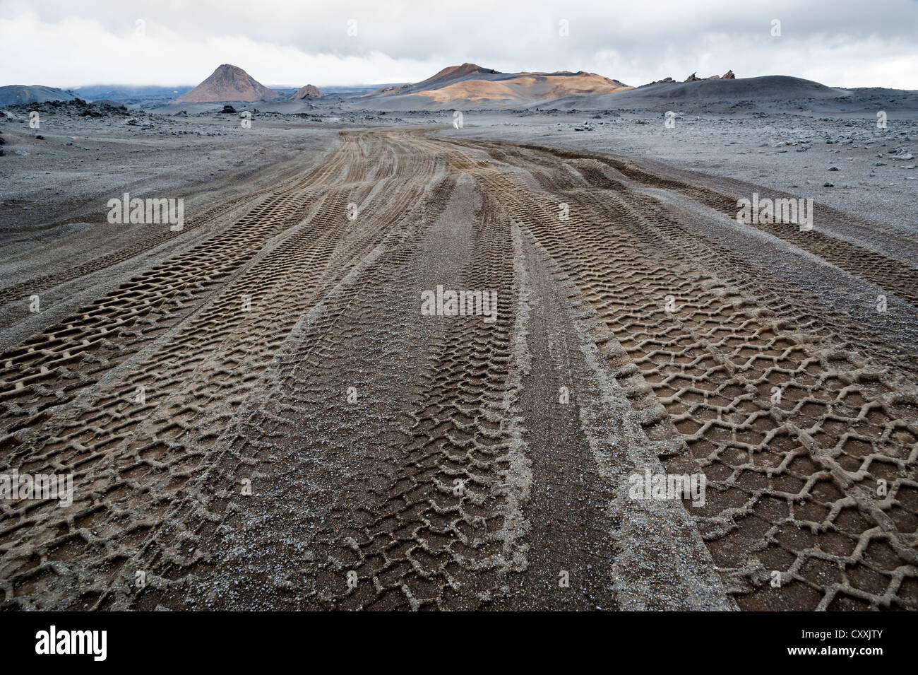 Highland strada sterrata attraverso il campo di lava, highland, Islanda, Europa Foto Stock