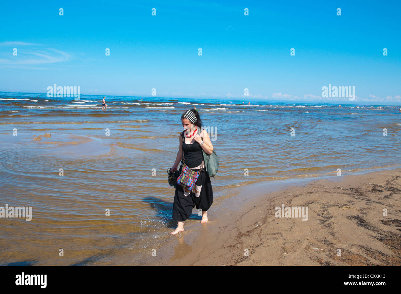 Femmina nel suo inizio 30s camminando sulla spiaggia di Jurmala beach resort vicino a Riga, Lettonia Europa Foto Stock
