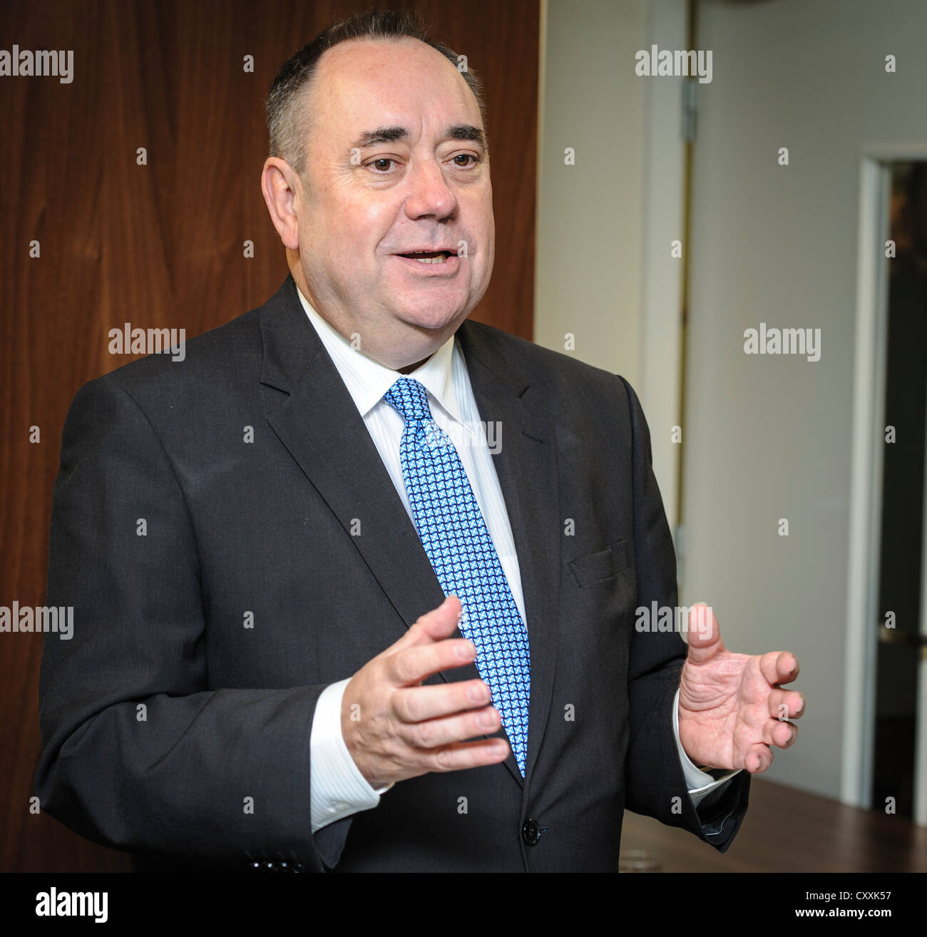 Il diritto on. Alex Salmond MSP Primo Ministro di Scozia dando un discorso all'apertura del Clyde Wind Farm in Sud Lanark Foto Stock
