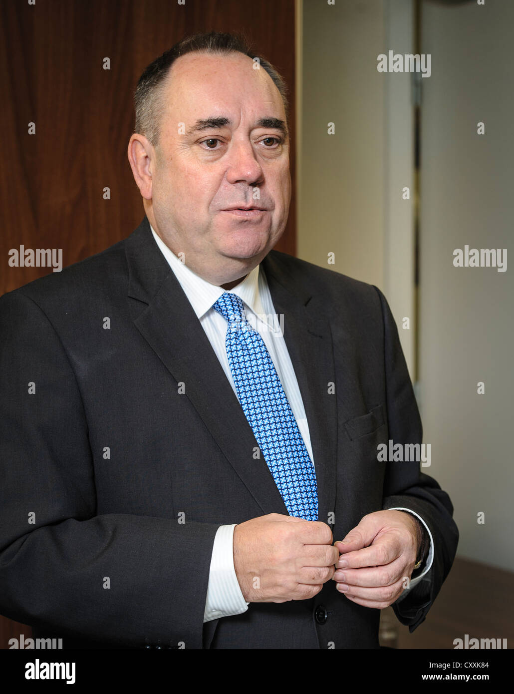 Il diritto on. Alex Salmond MSP Primo Ministro di Scozia dando un discorso all'apertura del Clyde Wind Farm in Sud Lanark Foto Stock