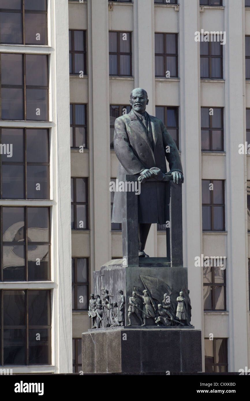 Una statua di Lenin al di fuori di un edificio del governo di Minsk. Foto Stock