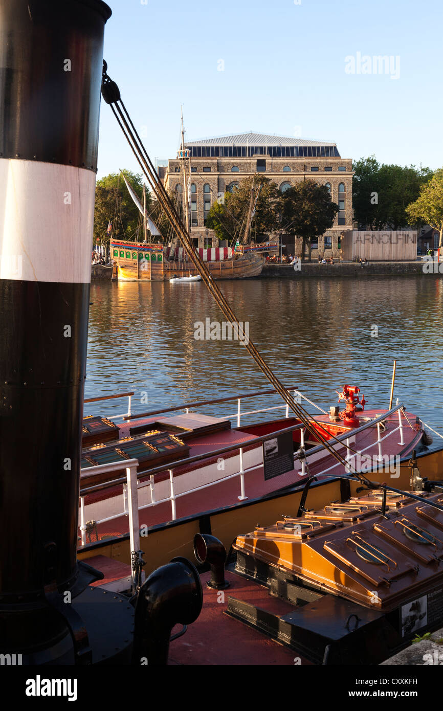 Luce della Sera sul Arnolfini Gallery a Bristol Docks, Bristol, Regno Unito Foto Stock