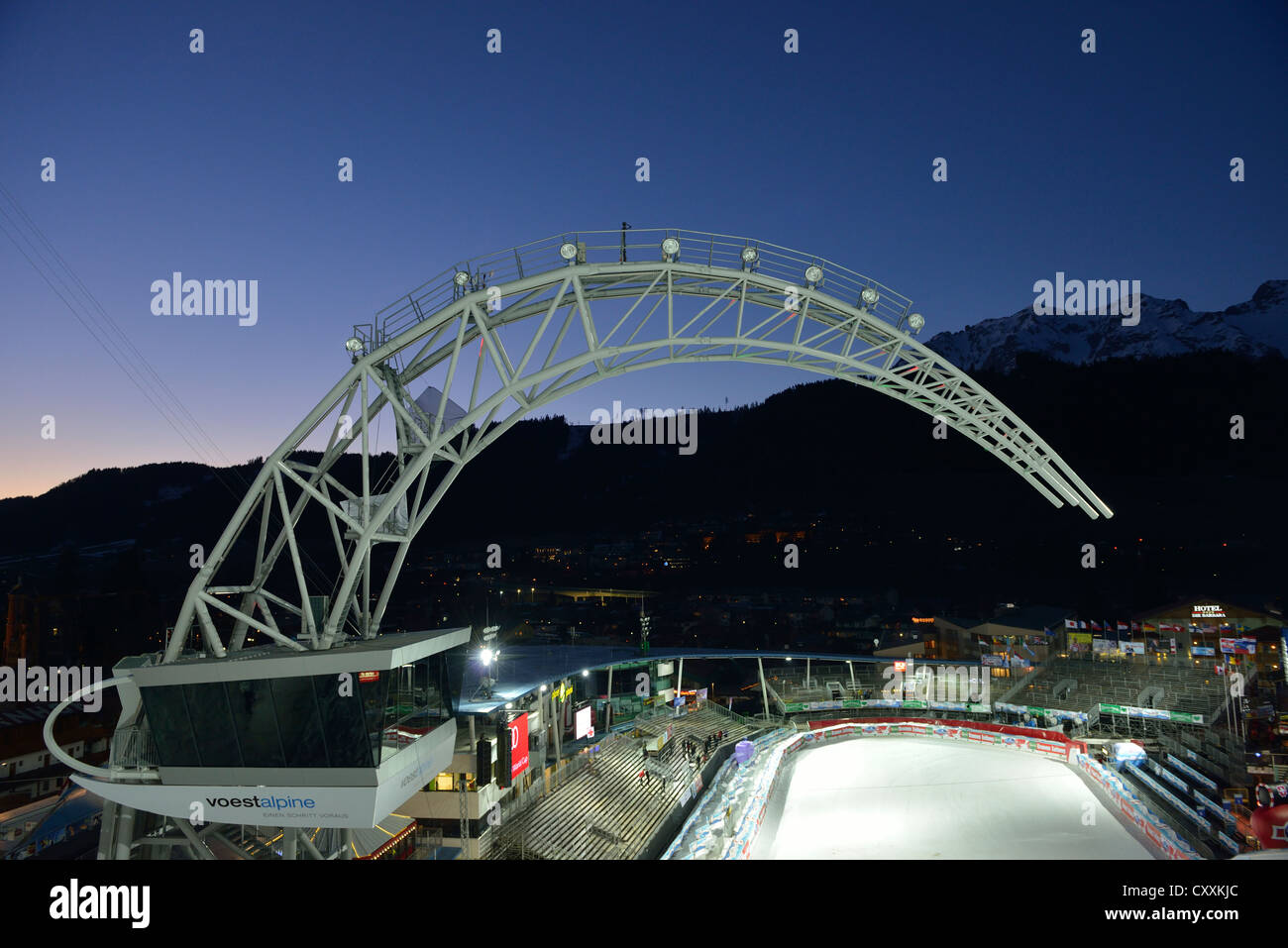 Lo stadio di sci, crepuscolo, Schladming, città ospitante dei mondiali di sci alpino 2013, Stiria, Austria, Europa Foto Stock
