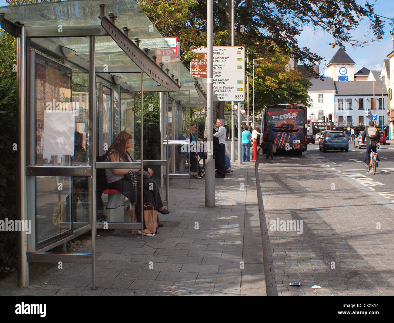 Passeggeri di un autobus in attesa di un servizio locale di autobus alla fermata nella storica piazza Ayres, città di Galway in Irlanda dell'Ovest. Foto Stock