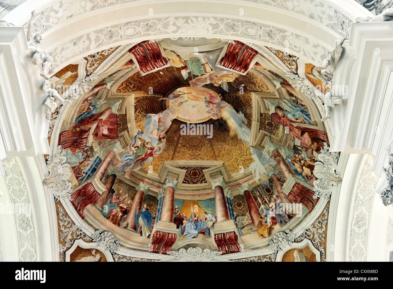 Stucco e soffitto affrescato da Cosmas Damian Asam, Basilica di San Martino a Weingarten, Baden-Wuerttemberg Foto Stock