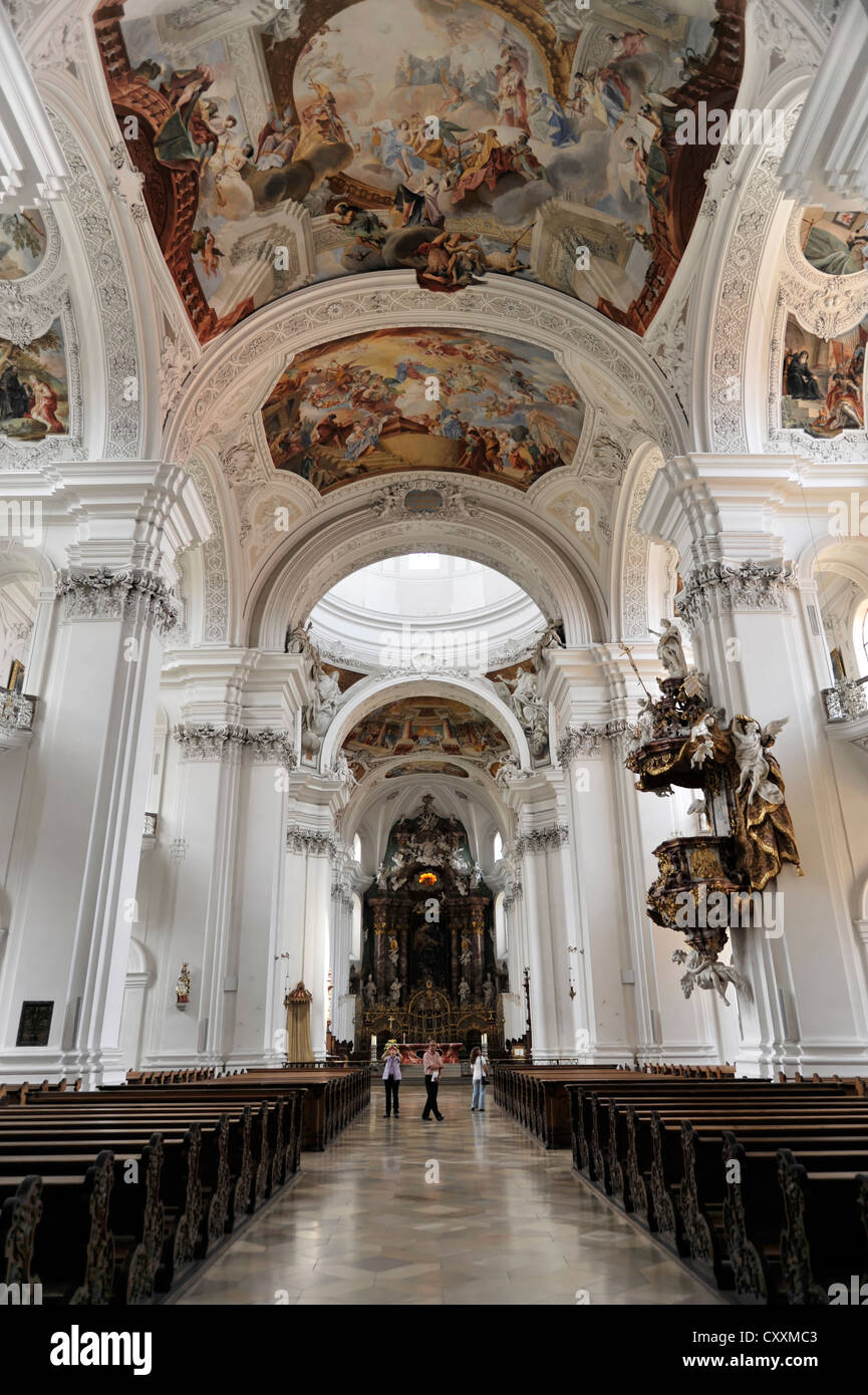 Vista interna della navata, la Basilica di San Martino a Weingarten, Baden-Wuerttemberg Foto Stock