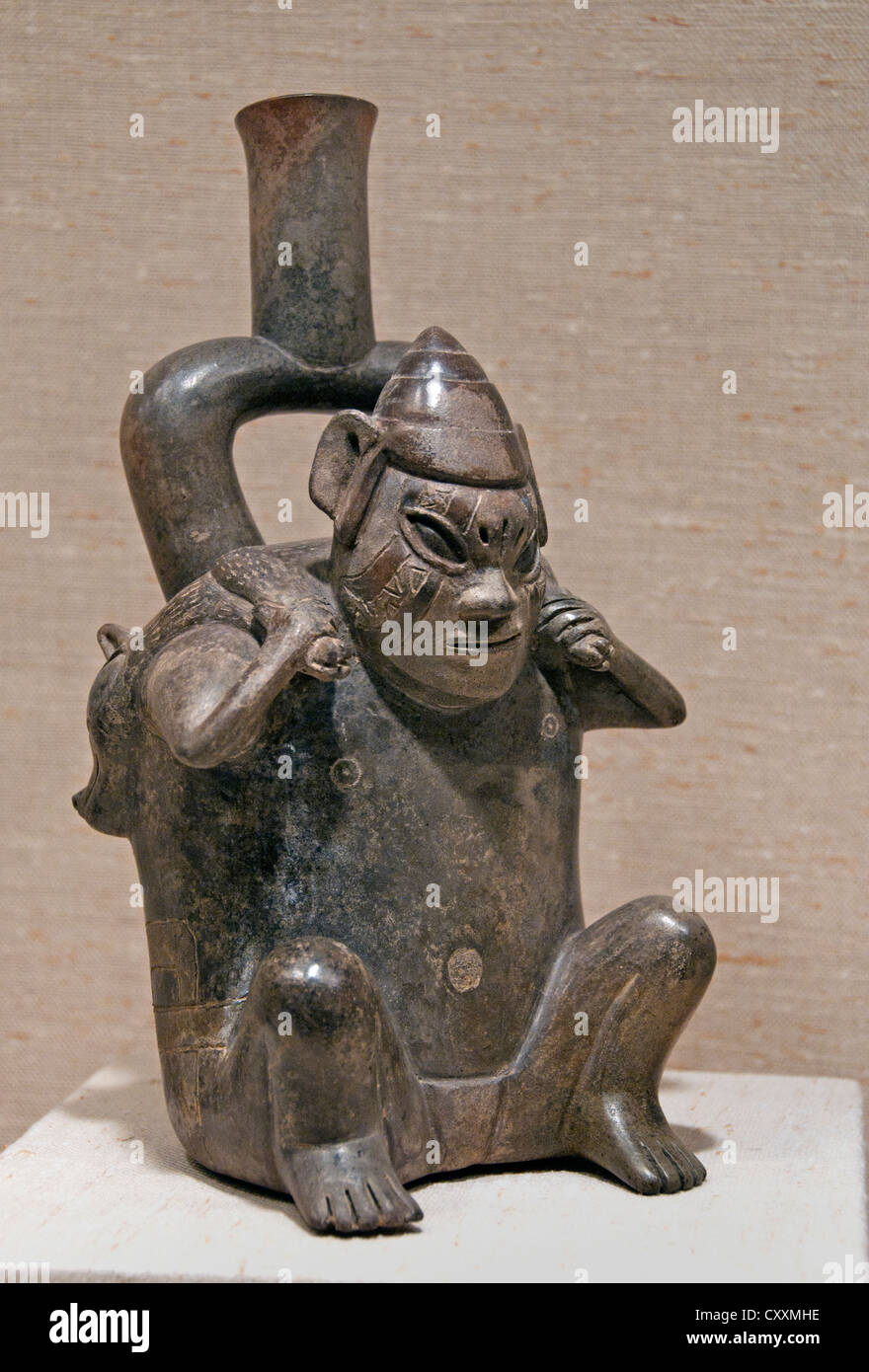 Staffa del tubo di lancio figura della bottiglia che trasportano il Cervo 12th-V secolo a.e.v. Perù Cupisnique peruviana 13cm Foto Stock