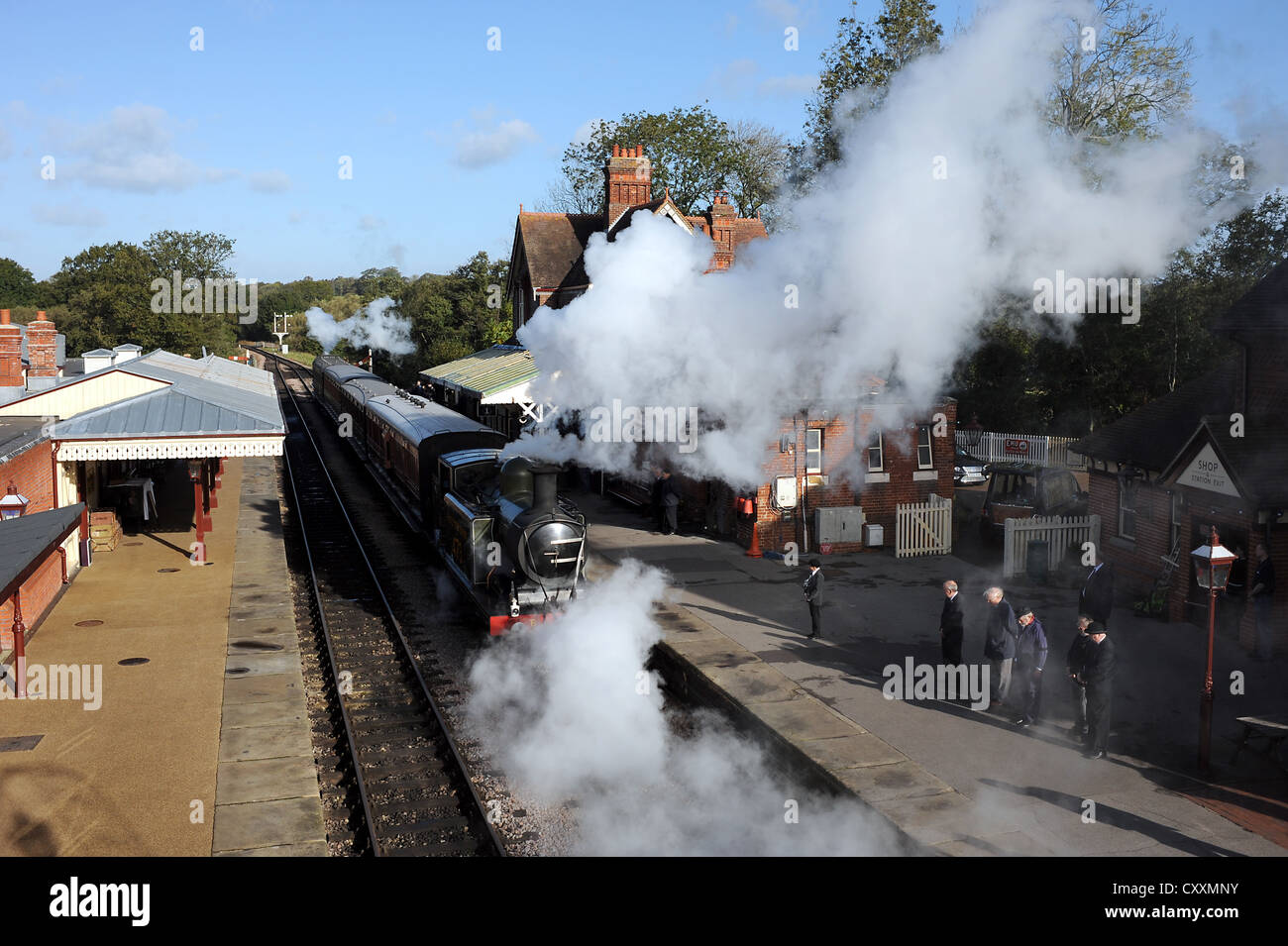 Locomotiva a vapore i treni a Sheffield Park Station sulla linea Bluebell SUSSEX REGNO UNITO Foto Stock