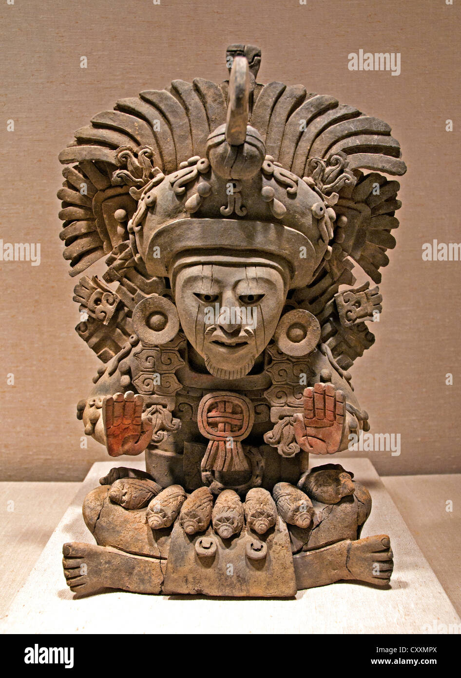 Monte Alban Funery urna con inserita la figura 4 - V secolo Messico ceramica messicana Foto Stock