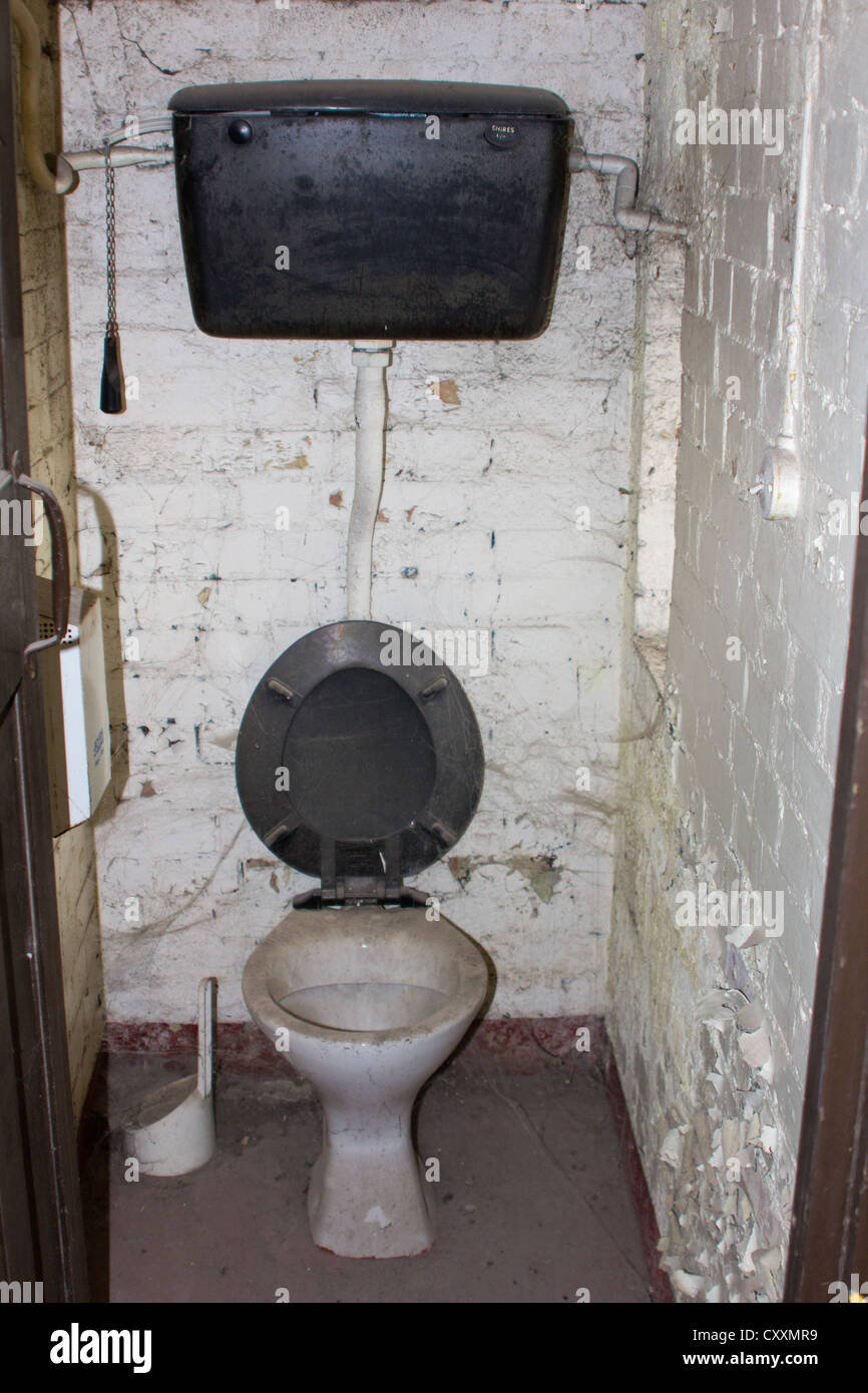 Servizi igienici nel vecchio edificio abbandonato Foto Stock