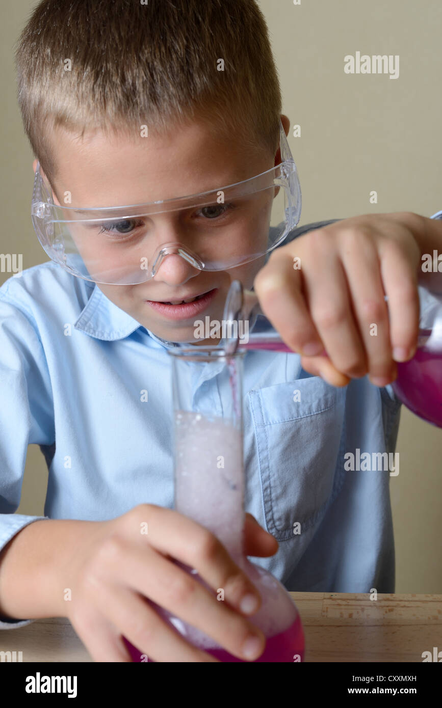 Bambino è fare esperimenti in chimica Foto Stock