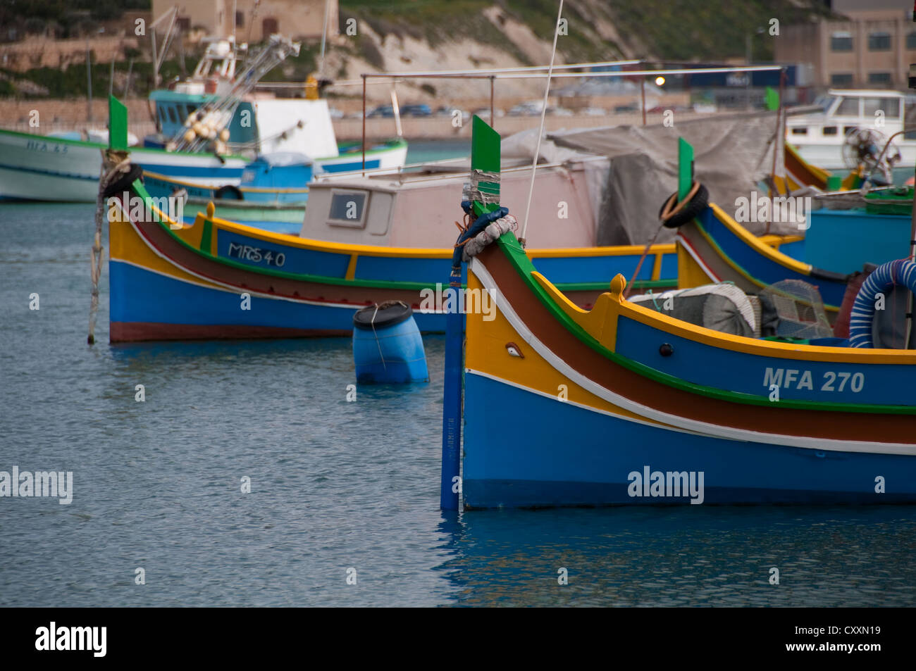 Tradizionale Maltese luzzu "' barche da pesca con l'occhio di Osiride per consentire allontanare gli spiriti maligni. Marsazlokk Bay, Malta Foto Stock