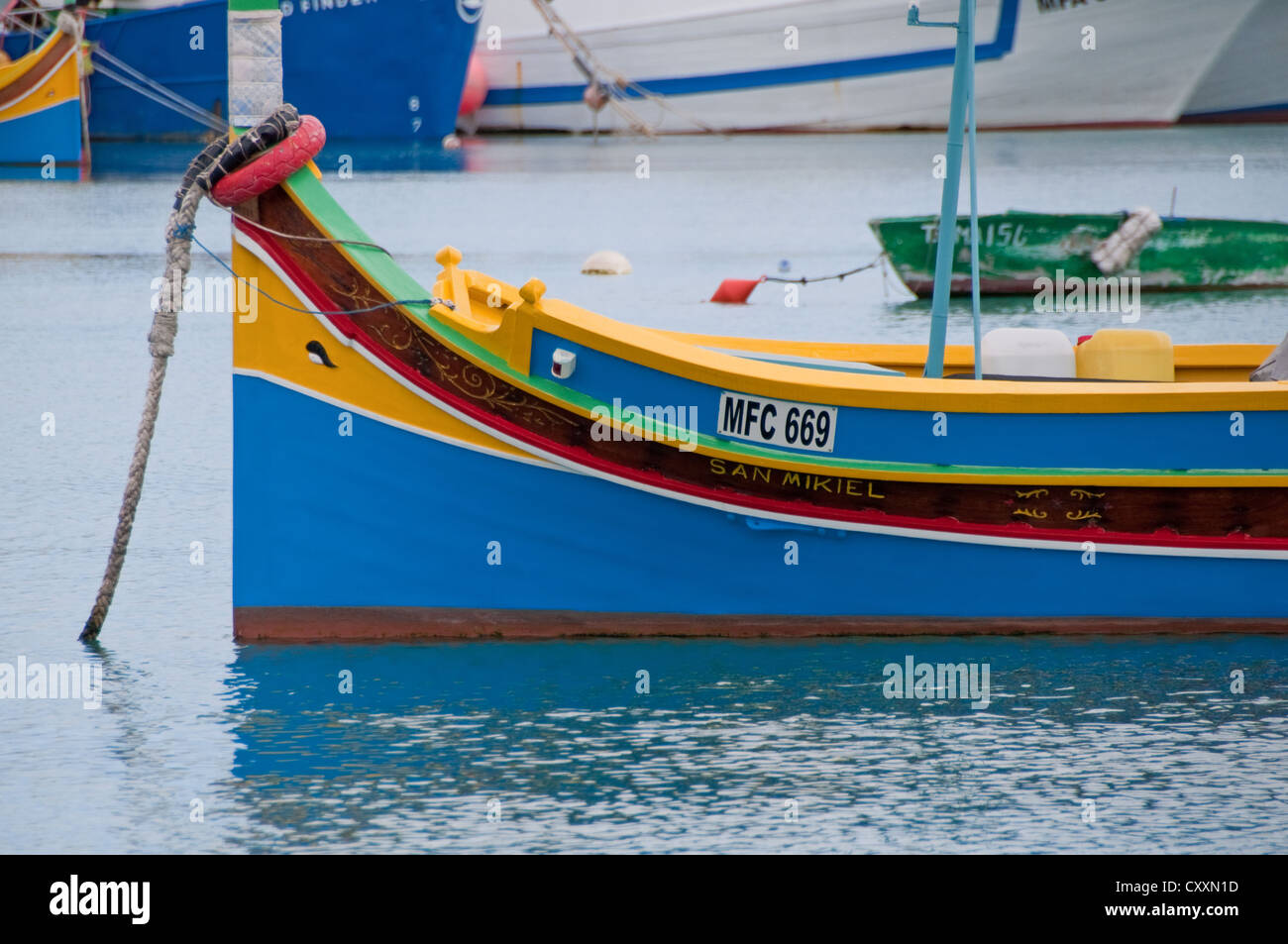 Tradizionale Maltese luzzu "' barca da pesca con l'occhio di Osiride per consentire allontanare gli spiriti maligni. Marsazlokk Bay, Malta Foto Stock