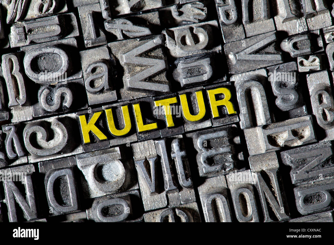 Il vecchio delle lettere al piombo, lettering "Kultur', tedesco per "cultura" Foto Stock